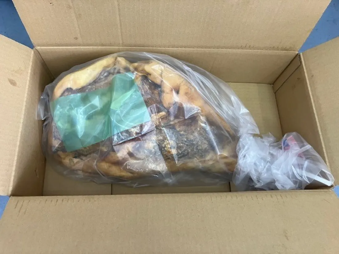 秋田県産長期熟成生ハム 原木の包装画像